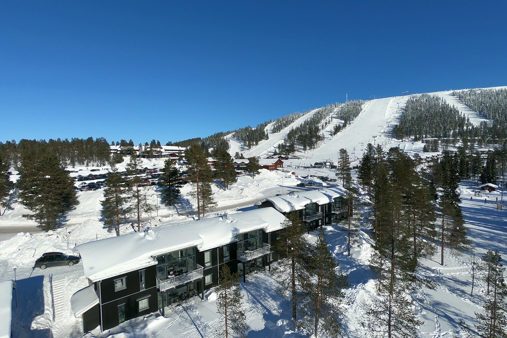 Bo centralt i Tandådalen - kun 30 meter til lift og piste. Ski-in/ski-out med nem adgang til Tandådalen og Hundfjällets pister samt kort afstand til indkøb og spisesteder.