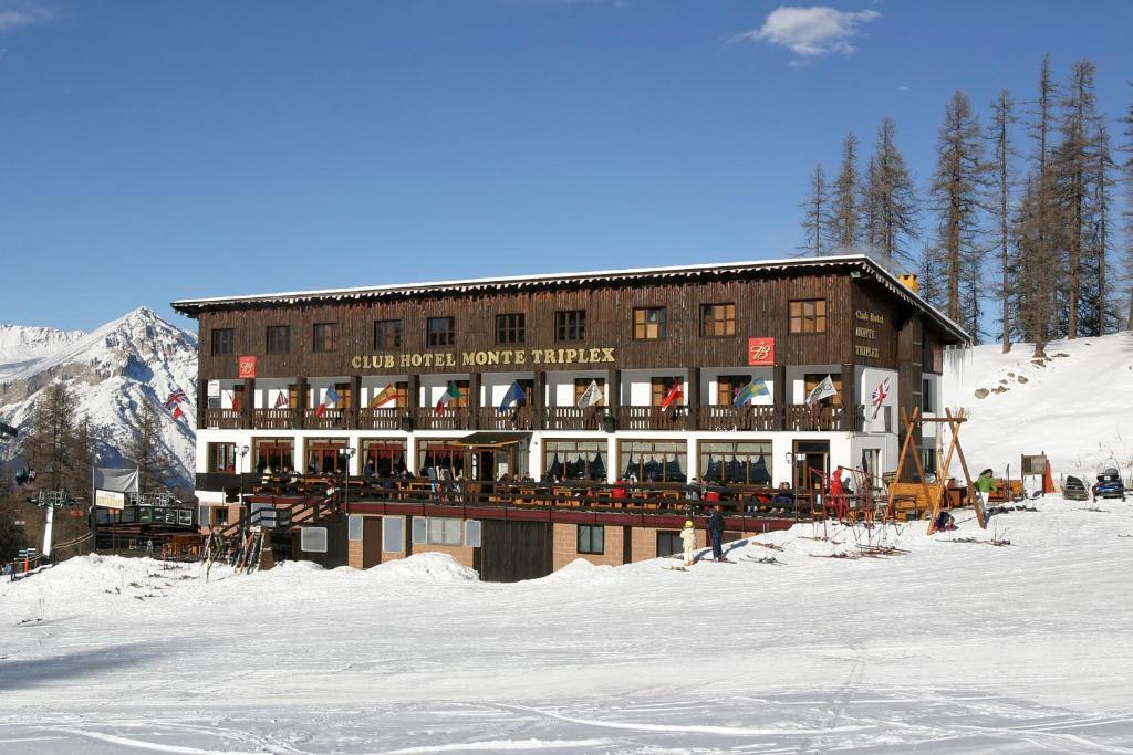 Hotel Monte Triplex ligger precis vid Via Latteas skidbackar på 2170 meters höjd. Detta charmiga hotell har en bra restaurang, en vacker vinkällare och välskötta rum med balkong. Varje morgon väntar en riklig frukost på dig, så att du kan börja dagen full av energi. Vid lunchtid och på kvällen serverar restaurangen också goda pizzor och pastarätter. I vinkällaren finns över 200 olika sorters vin och det anordnas dagliga vinprovningar.