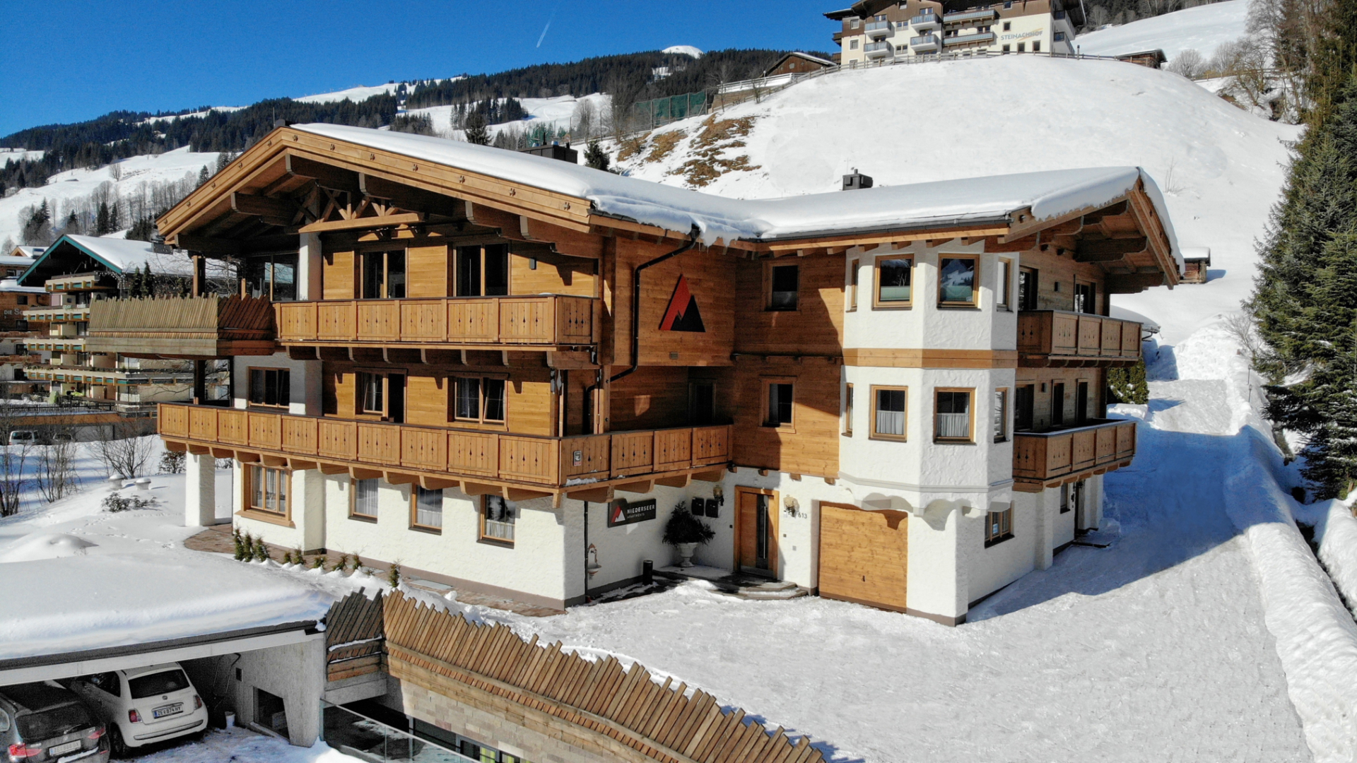 Niederseer lejlighederne er beliggende blot 600 meter fra centrum og den nærmeste lift Schattberg X-press i Saalbach. Med den gratis skibus, som går 20 meter fra lejlighederne, når du skiområdet Saalbach-Hinterglemm på under 3 minutter. PRISERNE ER INKL. 6 dages liftkort. Fradrag hvis dette ikke ønskes.Lejlighederne er af høj kvalitet med bl.a. fladskærms-tv, tilhørende balkon eller terrasse samt et veludstyret køkken. Niederseer's værter tilbyder at levere frisk bagværk og/eller dagligvarer lige til døren via online forudbestilling, ellers er der indkøbsmulighed blot 250 meter fra lejlighederne. Efter en god dag på ski kan du nyde godt af lejlighedernes tilhørende sauna eller booke en tid t