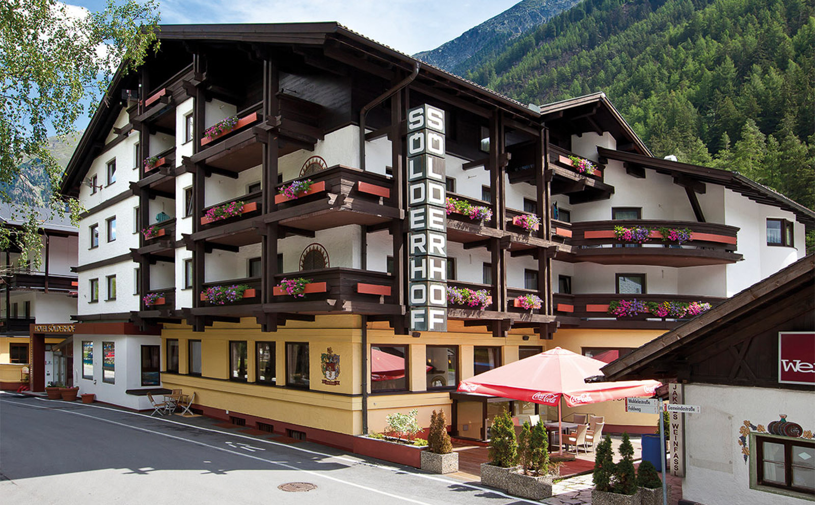 Velkommen til Hotel Sölderhof, hvor du får ægte tyroler stemning tæt på byens centrum, men stadig i rolige omgivelser.